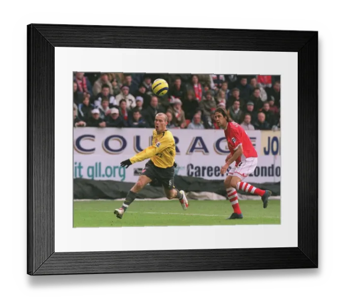 Framed Print : Freddie Ljungberg (Arsenal) Gonzalo Sorondo (Charlton)