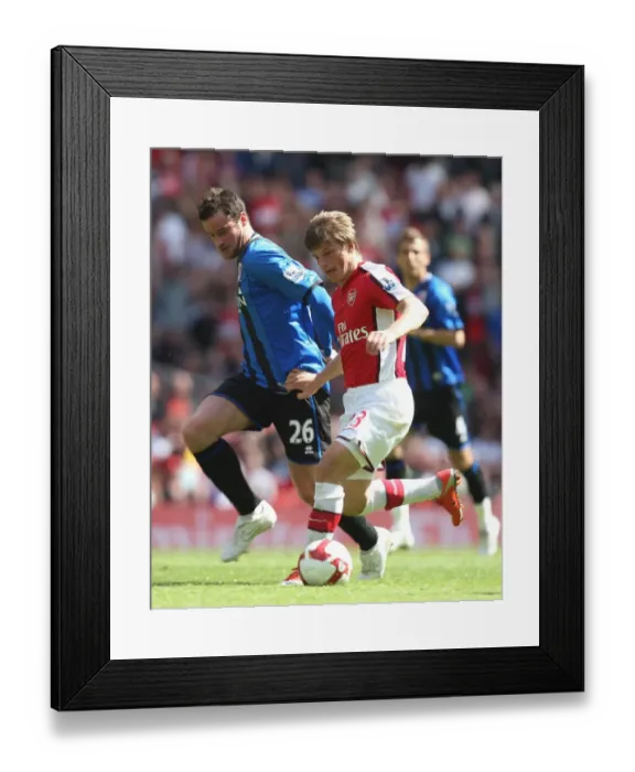 Framed Print : Andrey Arshavin (Arsenal) Matthew Bates (Middlesbrough) Framed Print : Andrey Arshavin (Arsenal) Matthew Bates (Middlesbrough)