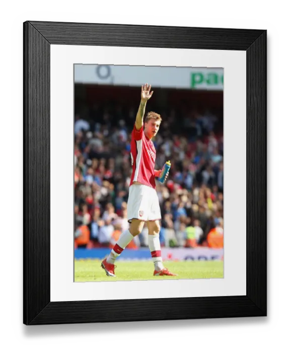Framed Print : Bendtner Scores in Arsenal's 2-0 Victory over Middlesbrough (April 2009)