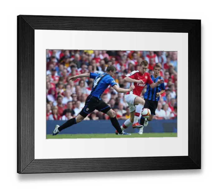 Framed Print : Nicklas Bendtner (Arsenal) Robert Huth (Middlesbrough)