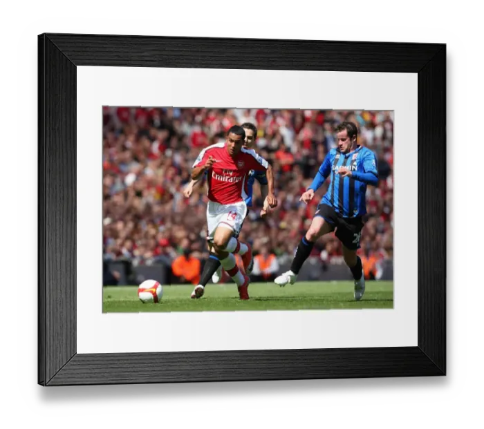Framed Print : Theo Walcott (Arsenal) Matthew Bates (Middlesbrough) Framed Print : Theo Walcott (Arsenal) Matthew Bates (Middlesbrough)