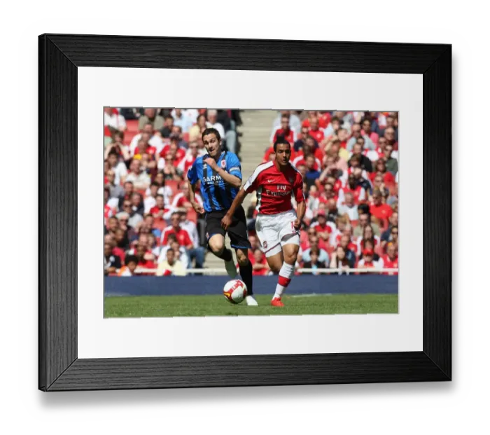 Framed Print : Theo Walcott (Arsenal) Stewart Downing (Middlesbrough)