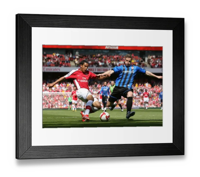 Framed Print : Theo Walcott (Arsenal) Robert Huth (Middlesbrough) Framed Print : Theo Walcott (Arsenal) Robert Huth (Middlesbrough)