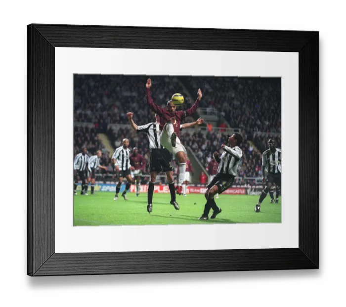 Framed Print : Thierry Henry (Arsenal) Noberto Solano (Newcastle United) Framed Print : Thierry Henry (Arsenal) Noberto Solano (Newcastle United)