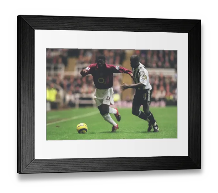 Framed Print : Kolo Toure (Arsenal) Amdy Faye (Newcastle United)