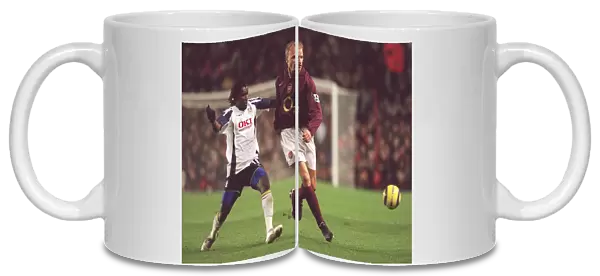 Dennis Bergkamp (Arsenal) Aliou Cisse (Portsmouth). Arsenal 4: 0 Portsmouth