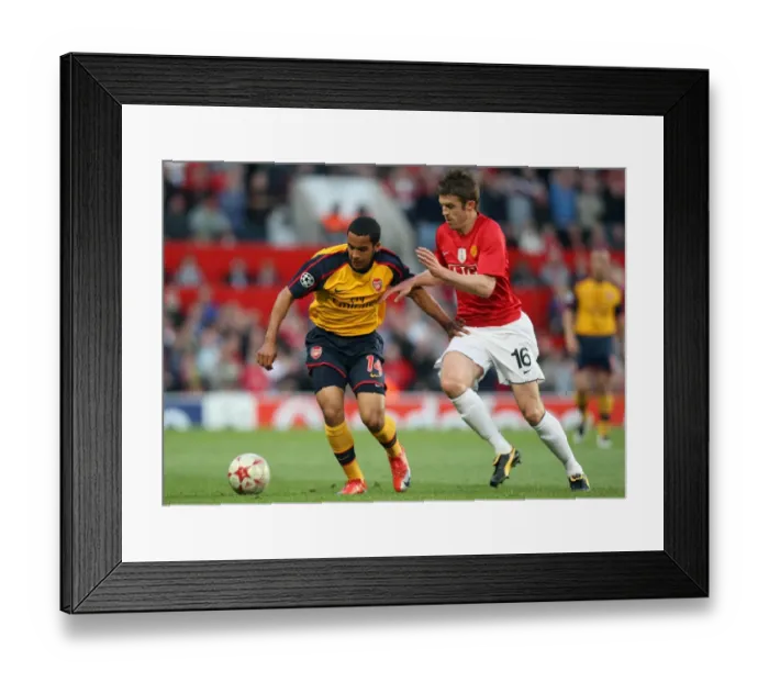 Framed Print : Theo Walcott (Arsenal) Michael Carrick (Man Utd) Framed Print : Theo Walcott (Arsenal) Michael Carrick (Man Utd)