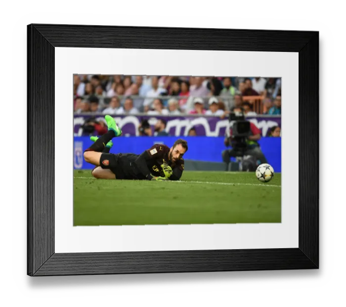 Framed Print : Arsenal Legends vs Real Madrid Legends: A Legendary Clash at Bernabeu, 2018