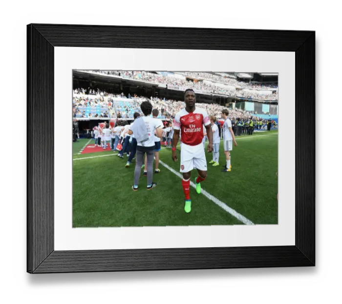 Framed Print : Arsenal Legends Face Off Against Real Madrid Legends at Bernabeu