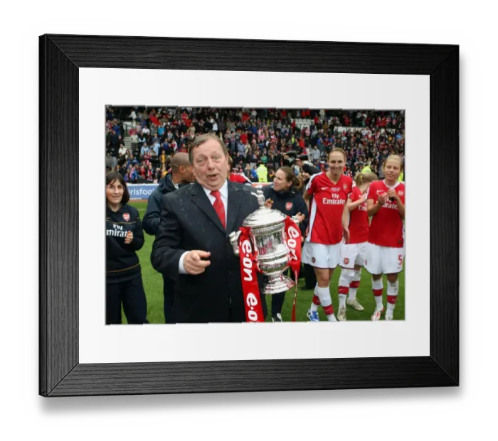 Framed Print : Vic Akers Celebrates FA Cup Victory with Arsenal Ladies: 2-1 Win over Sunderland WFC