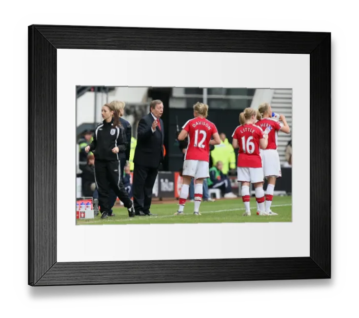 Framed Print : Vic Akers Arsenal Ladies Manager talks to Gemma Davison Framed Print : Vic Akers Arsenal Ladies Manager talks to Gemma Davison