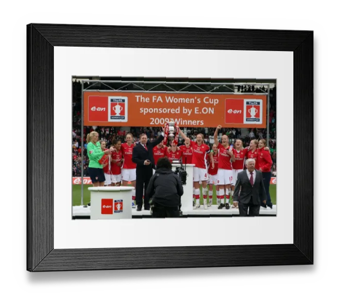 Framed Print : Arsenal Ladies Triumph: Vic Akers and Team Lift FA Cup after 2:1 Win over Sunderland WFC