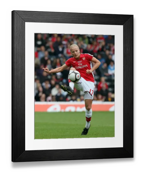 Framed Print : Arsenal's Katie Chapman Lifts FA Cup: Arsenal Ladies Triumph over Sunderland WFC (2009)