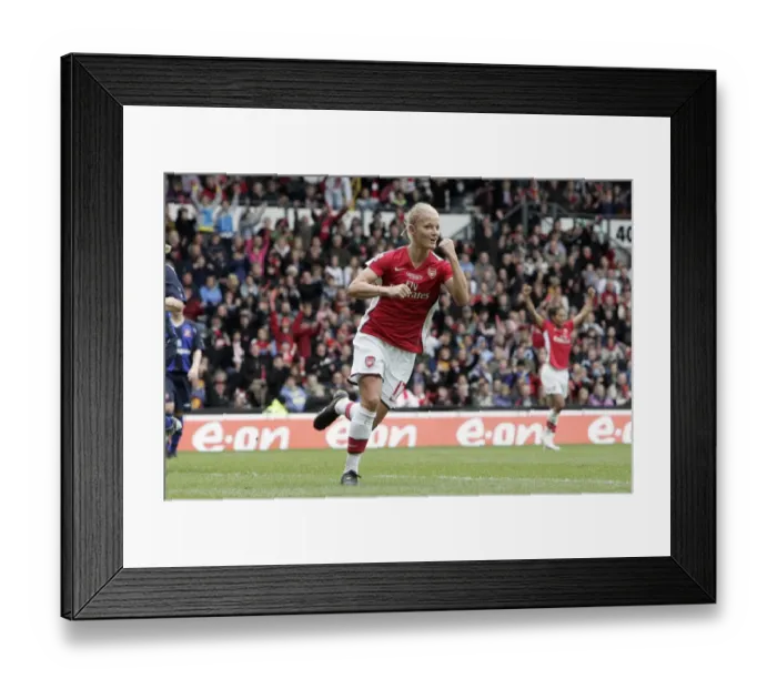 Framed Print : Katie Chapman's Thrilling Goal: Arsenal Ladies Claim FA Cup Victory (1:1 Sunderland WFC, Pride Park, 2009)