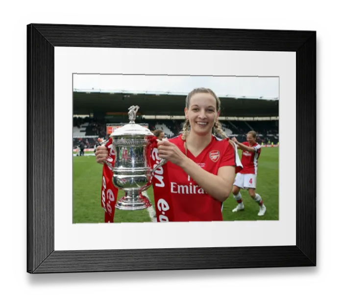 Framed Print : Suzanne Grant (Arsenal Ladies) with the FA Cup Trophy