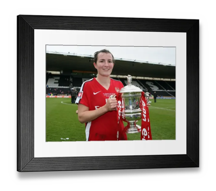 Framed Print : Helen Lander (Arsenal Ladies) with the FA Cup Trophy