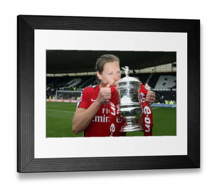 Framed Print : Jayne Ludlow (Arsenal) with the FA Cup Trophy
