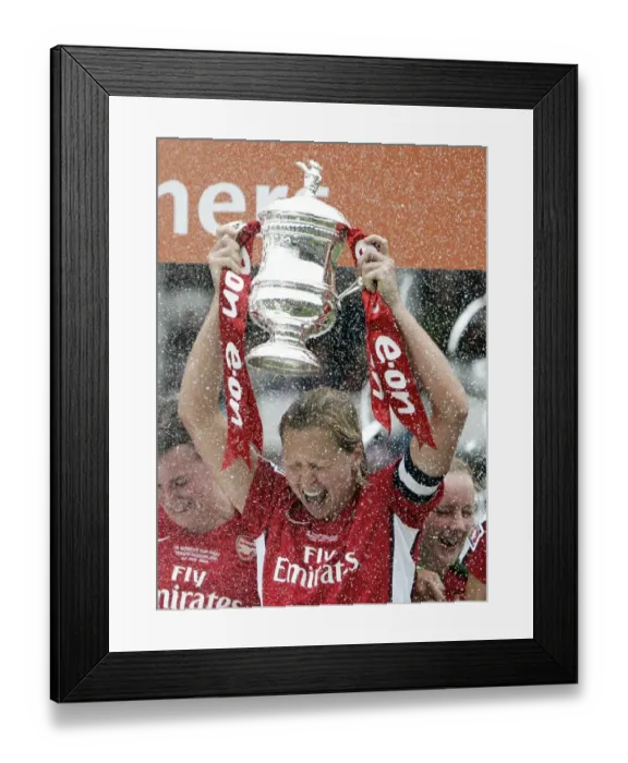 Framed Print : Jayne Ludlow (Arsenal) lifts the FA Cup Trophy