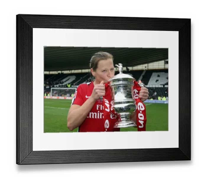 Framed Print : Jayne Ludlow (Arsenal Ladies) with the FA Cup Trophy