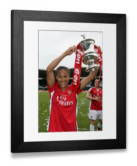 Framed Print : Rachel Yankey (Arsenal Ladies) with the FA Cup Trophy