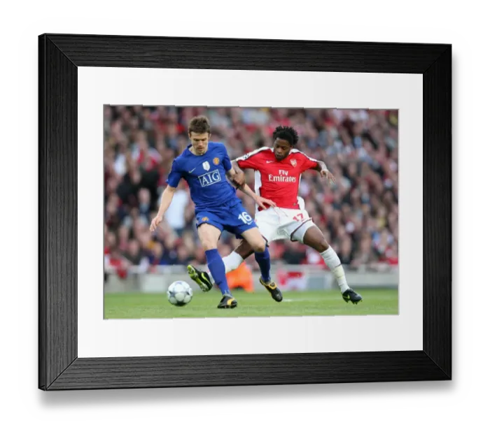 Framed Print : Alex Song (Arsenal) Michael Carrick (Man Utd) Framed Print : Alex Song (Arsenal) Michael Carrick (Man Utd)