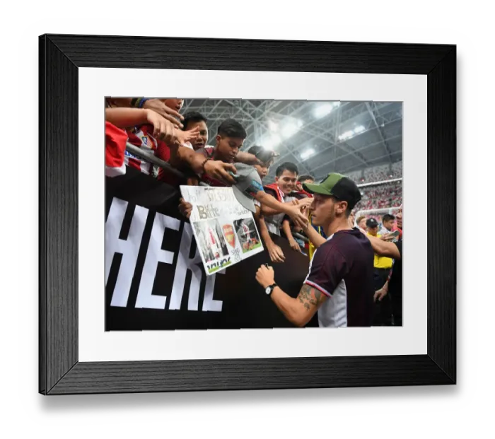 Framed Print : Mesut Ozil Greets Arsenal Fans after Arsenal v Atletico Madrid Match in Singapore (2018-19) Framed Print : Mesut Ozil Greets Arsenal Fans after Arsenal v Atletico Madrid Match in Singapore (2018-19)