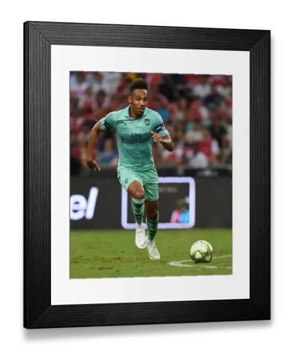 Framed Print : Arsenal's Aubameyang Goes Head-to-Head Against Paris Saint-Germain in International Champions Cup 2018