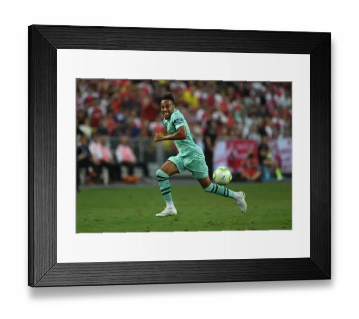 Framed Print : Arsenal's Aubameyang Goes Head-to-Head Against Paris Saint-Germain in International Champions Cup 2018