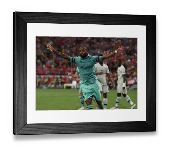 Framed Print : Arsenal vs. Paris Saint-Germain: International Champions Cup Clash in Singapore (2018) Framed Print : Arsenal vs. Paris Saint-Germain: International Champions Cup Clash in Singapore (2018)