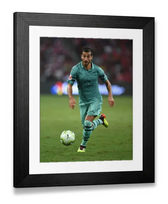 Framed Print : Henrikh Mkhitaryan vs Paris Saint-Germain: Arsenal's Star Clash in 2018 International Champions Cup