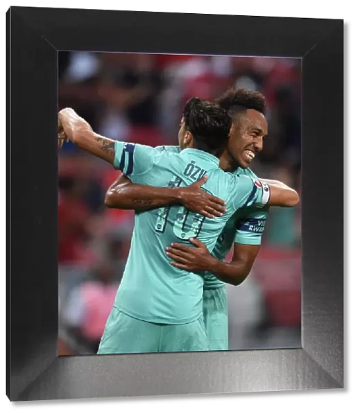 Arsenal Stars Ozil and Aubameyang Celebrate Goal against Paris Saint-Germain in 2018