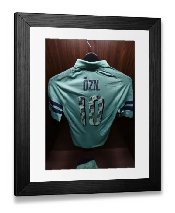 Framed Print : Arsenal Changing Room: Pre-Match Preparation against Paris Saint-Germain (International Champions Cup 2018, Singapore) Framed Print : Arsenal Changing Room: Pre-Match Preparation against Paris Saint-Germain (International Champions Cup 2018, Singapore)