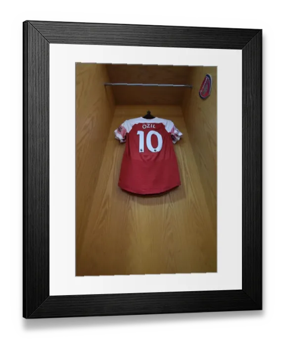 Framed Print : Mesut Ozil's Arsenal Shirt in Arsenal Changing Room Before Arsenal vs Manchester City (2018-19) Framed Print : Mesut Ozil's Arsenal Shirt in Arsenal Changing Room Before Arsenal vs Manchester City (2018-19)