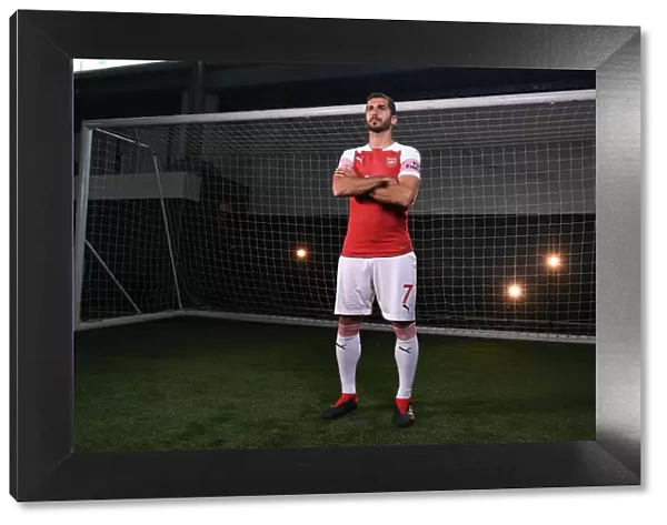 Arsenal First Team: 2018 / 19 Season - Henrikh Mkhitaryan's Photo Call