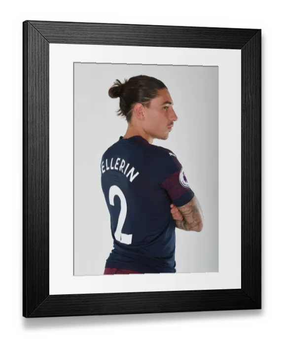 Framed Print : Arsenal's Hector Bellerin at 2018 / 19 First Team Photo Call Framed Print : Arsenal's Hector Bellerin at 2018 / 19 First Team Photo Call