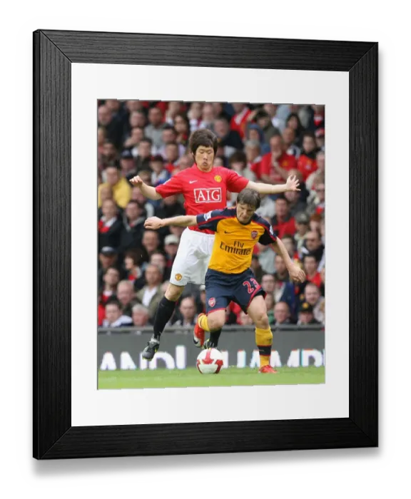 Framed Print : Andrey Arshavin (Arsenal) Ji-Sung Park (Man United) Framed Print : Andrey Arshavin (Arsenal) Ji-Sung Park (Man United)