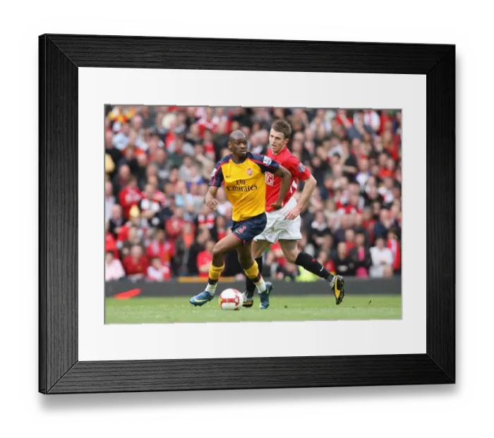 Framed Print : Abou Diaby (Arsenal) Michael Carrick (Man United) Framed Print : Abou Diaby (Arsenal) Michael Carrick (Man United)