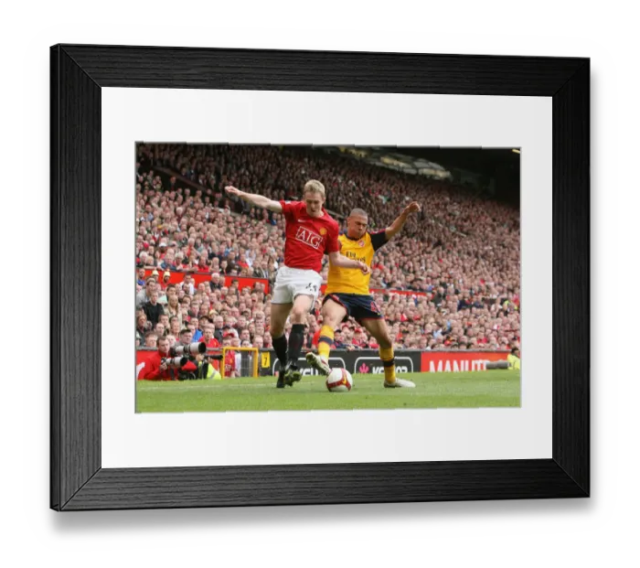 Framed Print : Kieran Gibbs (Arsenal) Darren Fletcher (Man United)