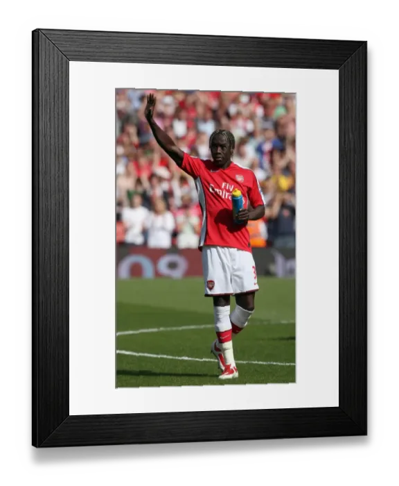 Framed Print : Bacary Sagna (Arsenal) waves to his family before the match Framed Print : Bacary Sagna (Arsenal) waves to his family before the match