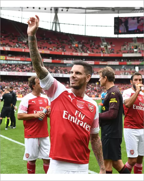 Jeremie Aliadiere's Emotional Moment with Arsenal Legends after Match against Real Madrid Legends (2018-19)