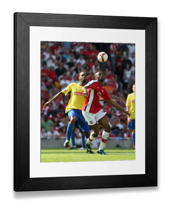 Framed Print : Arsenal's Abou Diaby Overpowers Stoke's Salif Diao: 4-1 Victory in Barclays Premier League at Emirates Stadium (May 2009)