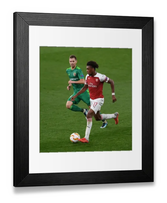 Framed Print : Arsenal's Alex Iwobi Clashes with Vorskla Poltava's Aleksandre Kobakhidze in Europa League Match