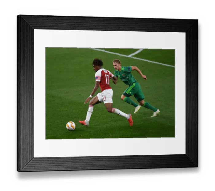 Framed Print : Arsenal's Alex Iwobi Faces Off Against Igor Perduta in Europa League Clash