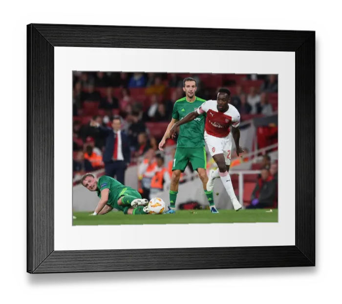 Framed Print : Arsenal's Danny Welbeck Clashes with Vorskla Poltava's Mykhailo Serhiichuk in Europa League Match