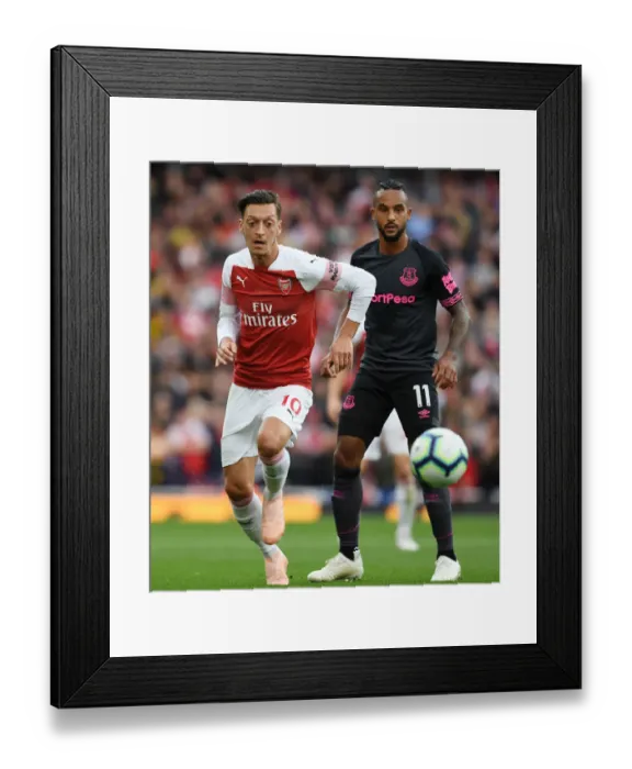 Framed Print : Mesut Ozil Outmaneuvers Theo Walcott: Arsenal vs Everton, Premier League 2018-19 Framed Print : Mesut Ozil Outmaneuvers Theo Walcott: Arsenal vs Everton, Premier League 2018-19