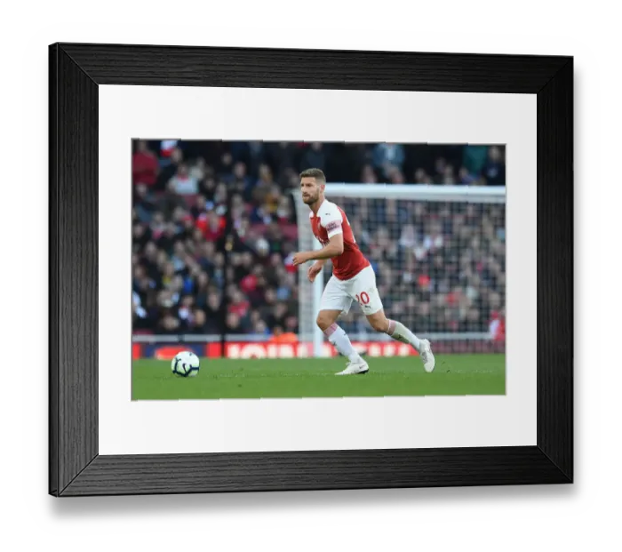 Framed Print : Shkodran Mustafi Focuses in Arsenal's Battle Against Everton (2018-19) Framed Print : Shkodran Mustafi Focuses in Arsenal's Battle Against Everton (2018-19)