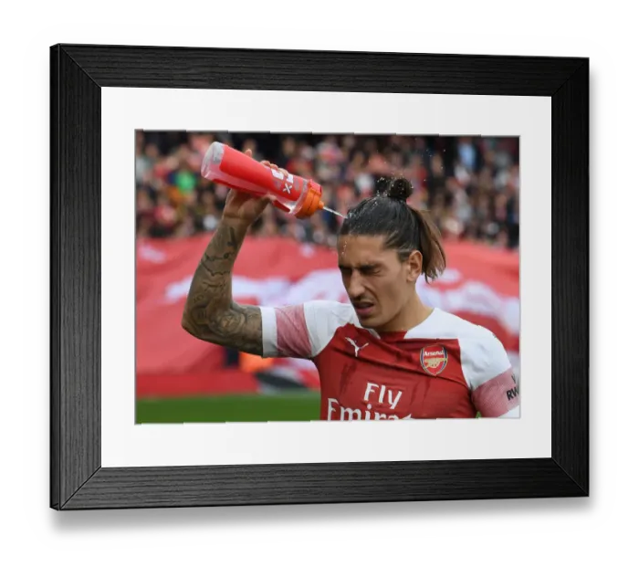 Framed Print : Focused Hector Bellerin: Arsenal's Defensive Fortress Against Everton