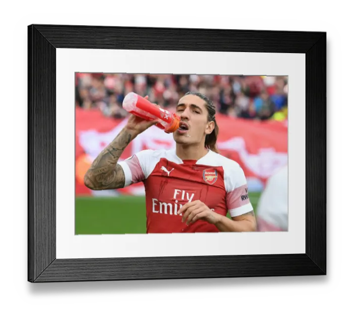 Framed Print : Hector Bellerin: Arsenal's Focused Defender Gears Up for Arsenal vs. Everton Clash