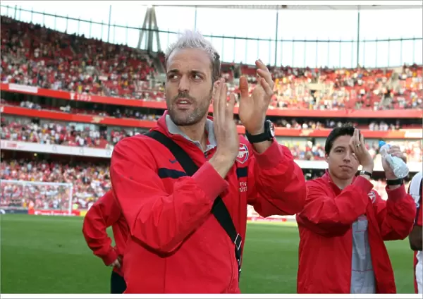Manuel Almunia (Arsenal) claps the fans after the match