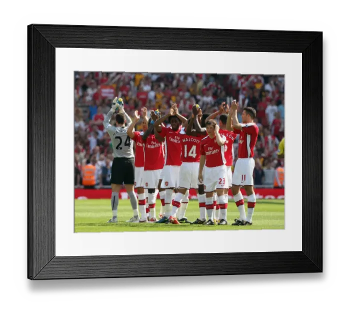 Framed Print : The Arsenal Players clap the fans before the match Framed Print : The Arsenal Players clap the fans before the match